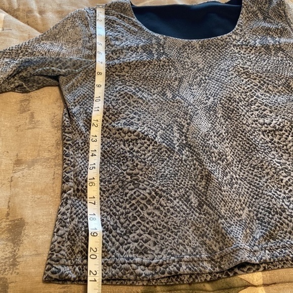 🔥3-$10🔥 Scoop neck top with sheer sleeves - Picture 7 of 8